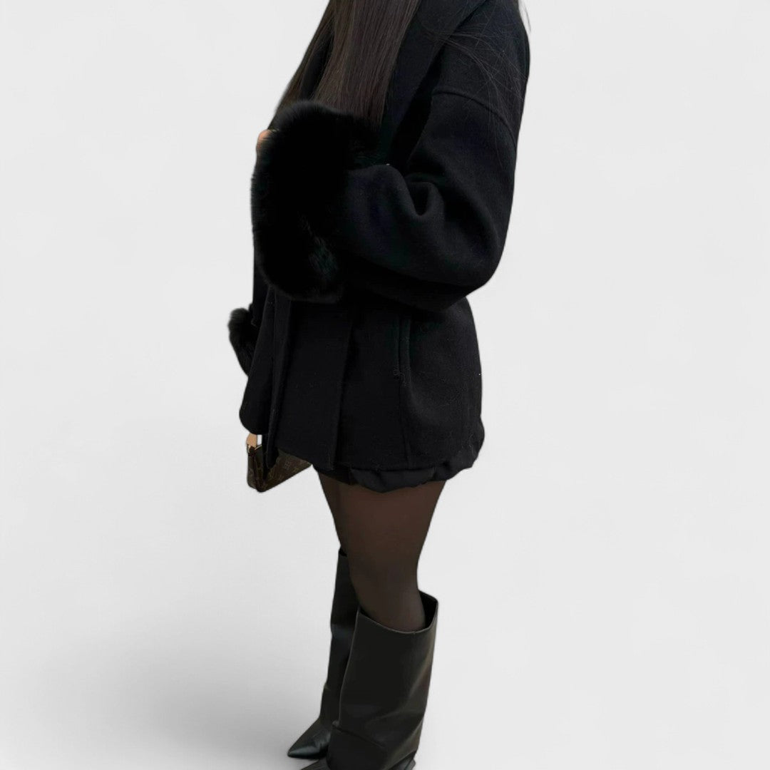 Adrianna | Elegancki Płaszcz z Uniwersalnymi Detalami i Ponadczasowym Stylem